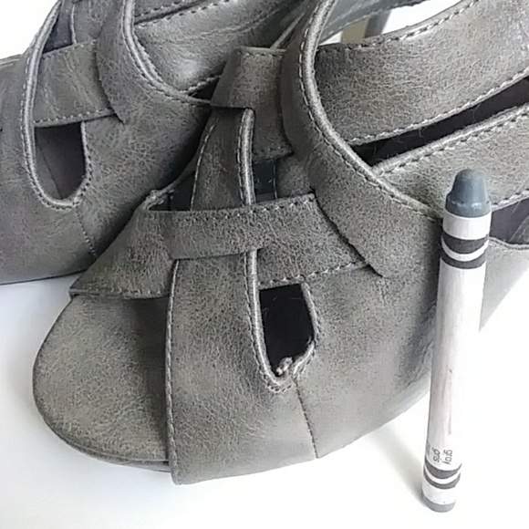 ❤HP❤ EUC Strappy Crisscross Open Toed Booties - Picture 5 of 5